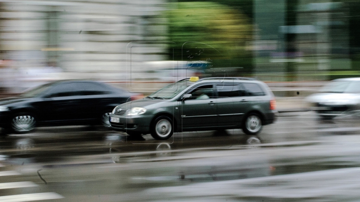 Zeci de şoferi, BLOCAŢI în trafic! Ploaia abundentă le-a dat planurile peste cap