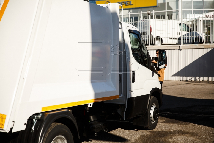 Au schimbat tractoarele vechi pe tehnică performantă. FOTOREPORT cu autospecialele noi de la Floreşti