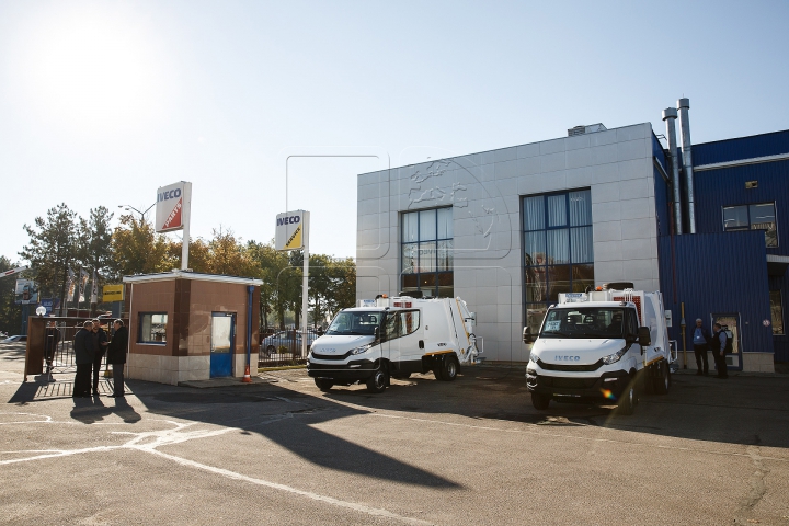 Au schimbat tractoarele vechi pe tehnică performantă. FOTOREPORT cu autospecialele noi de la Floreşti