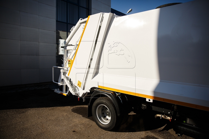 Au schimbat tractoarele vechi pe tehnică performantă. FOTOREPORT cu autospecialele noi de la Floreşti