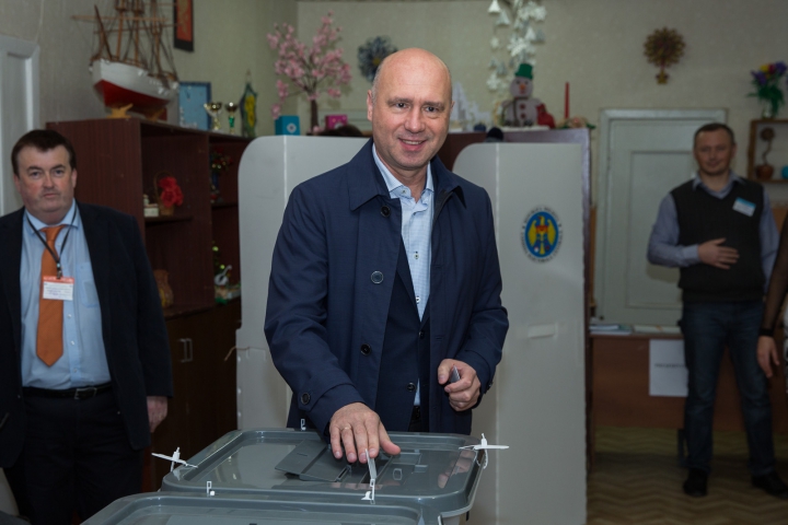 Premierul Filip şi-a exercitat dreptul la vot: Viitorul preşedinte va înţelege cu adevărat de ce are nevoie Republica Moldova