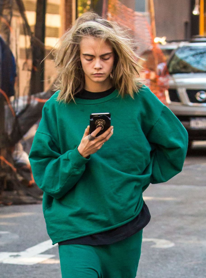 DEZASTRUOS! Cum a fost surprinsă pe stradă fotomodelul Cara Delevingne (FOTO)