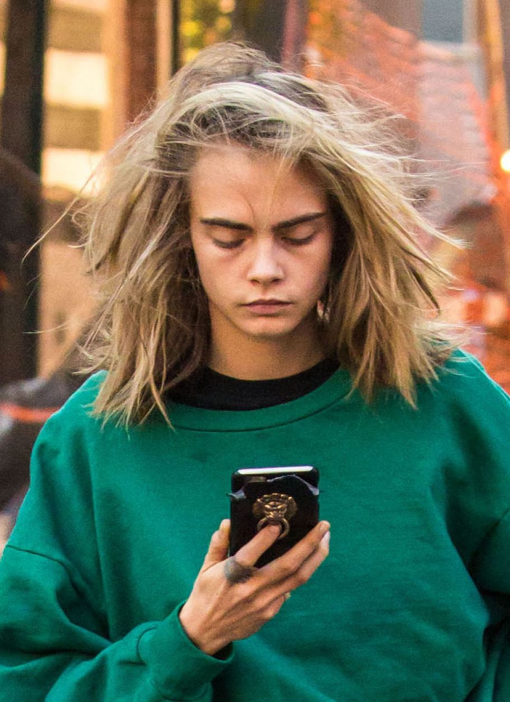 DEZASTRUOS! Cum a fost surprinsă pe stradă fotomodelul Cara Delevingne (FOTO)