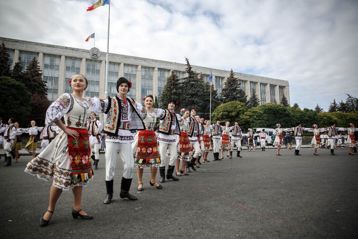 PETRECERE MARE, în inima Capitalei! Cum sărbătoresc chişinăuienii Hramul Oraşului (FOTOREPORT)