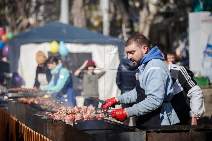 PETRECERE MARE, în inima Capitalei! Cum sărbătoresc chişinăuienii Hramul Oraşului (FOTOREPORT)