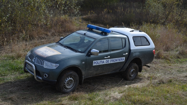 Ţigarete ascunse în coceni de porumb, depistate într-o căruţă în apropiere de frontieră (VIDEO)