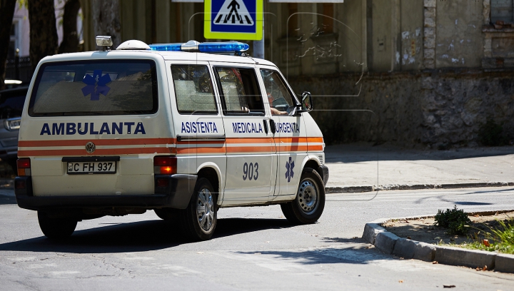 LOVITĂ pe trecerea de pietoni! O tânără din Capitală, transportată de urgenţă la spital (VIDEO)