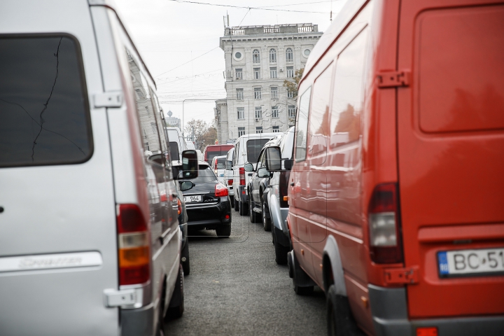 Protest cu claxoane în Capitală! Transportatorii de pe rutele internaționale, nemulţumiţi de controale