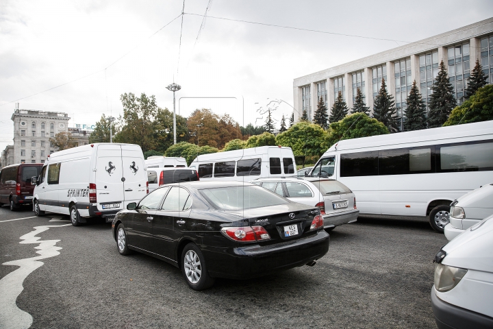 Protest cu claxoane în Capitală! Transportatorii de pe rutele internaționale, nemulţumiţi de controale