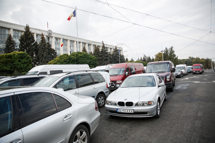 Protest cu claxoane în Capitală! Transportatorii de pe rutele internaționale, nemulţumiţi de controale