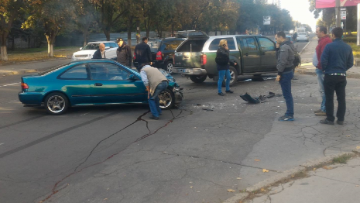 ACCIDENT GRAV în sectorul Botanica. Două maşini s-au lovit violent (FOTO)