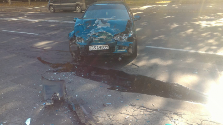 ACCIDENT GRAV în sectorul Botanica. Două maşini s-au lovit violent (FOTO)