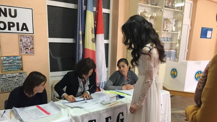 Și-au jurat dragoste la secția de votare. Doi tineri au votat în ziua nunții (FOTO)