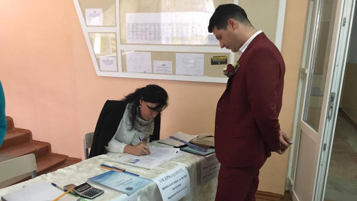 Și-au jurat dragoste la secția de votare. Doi tineri au votat în ziua nunții (FOTO)