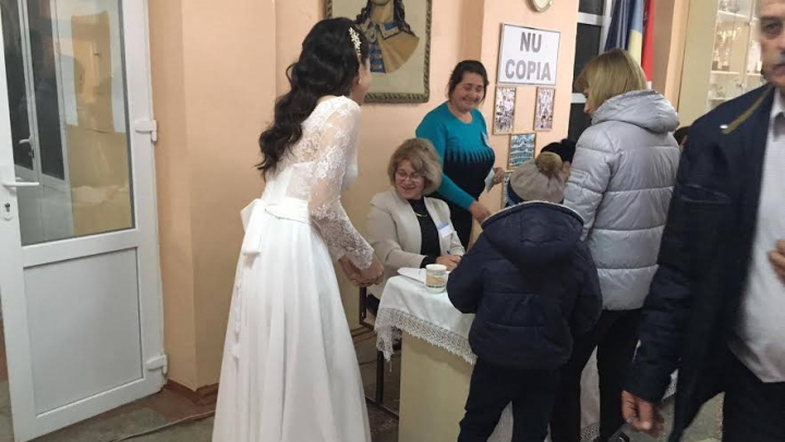 Și-au jurat dragoste la secția de votare. Doi tineri au votat în ziua nunții (FOTO)