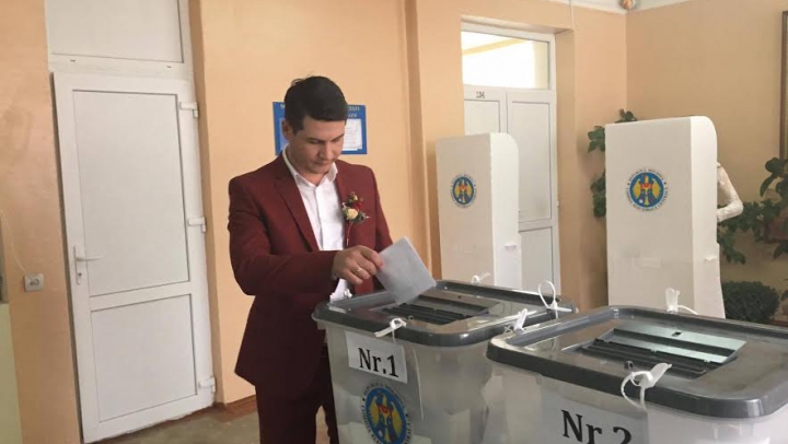 Și-au jurat dragoste la secția de votare. Doi tineri au votat în ziua nunții (FOTO)