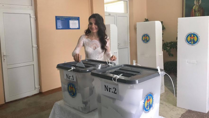 Și-au jurat dragoste la secția de votare. Doi tineri au votat în ziua nunții (FOTO)