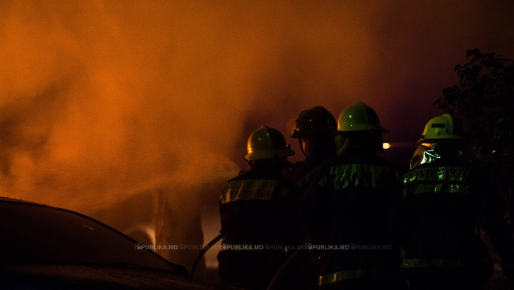 INCENDIU de proporţii la o întreprindere din Capitală. Flăcările devastatoare au cuprins acoperişul (VIDEO)