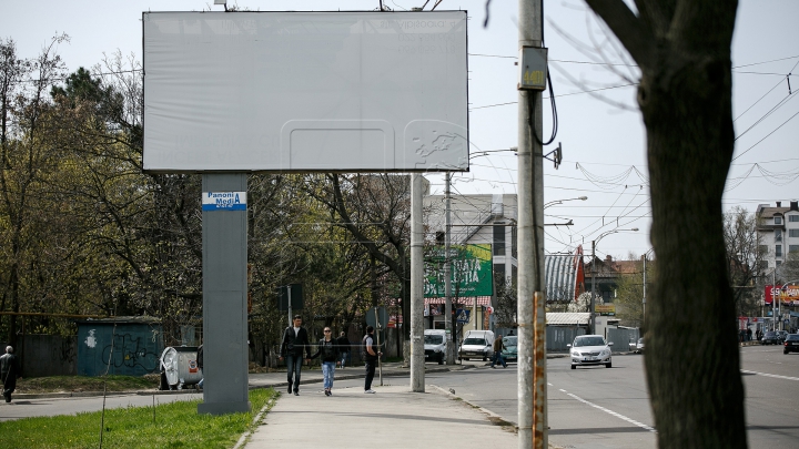 HALUCINANT! Scene dintr-un film porno au apărut pe un panou publicitar gigant (FOTO)