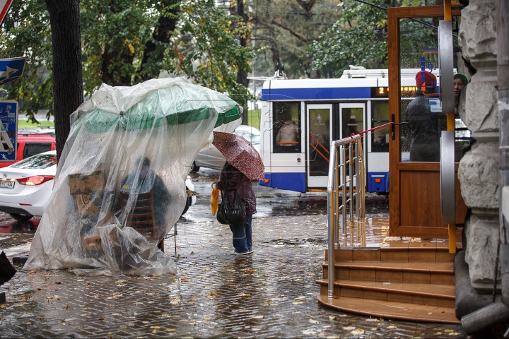 COD PORTOCALIU de ploi: 105 de localităţi din ţară AU RĂMAS FĂRĂ ENERGIE ELECTRICĂ (FOTOREPORT)
