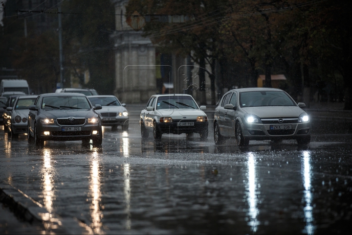 COD PORTOCALIU de ploi: 105 de localităţi din ţară AU RĂMAS FĂRĂ ENERGIE ELECTRICĂ (FOTOREPORT)