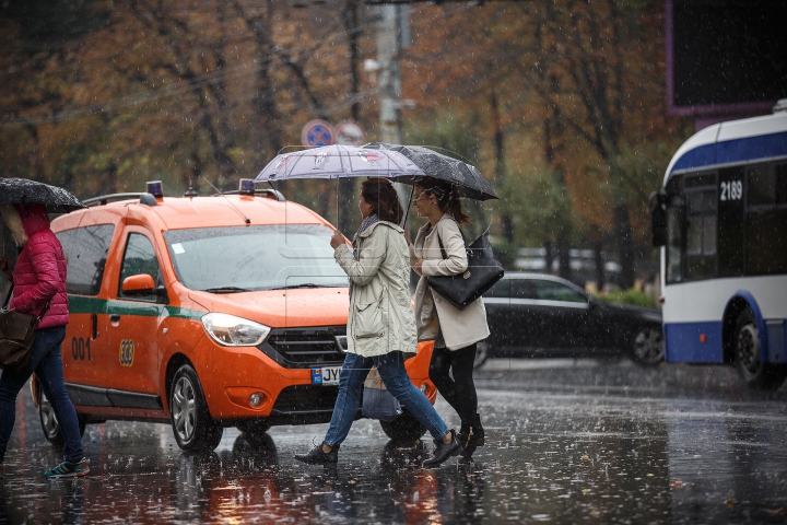 COD PORTOCALIU de ploi: 105 de localităţi din ţară AU RĂMAS FĂRĂ ENERGIE ELECTRICĂ (FOTOREPORT)