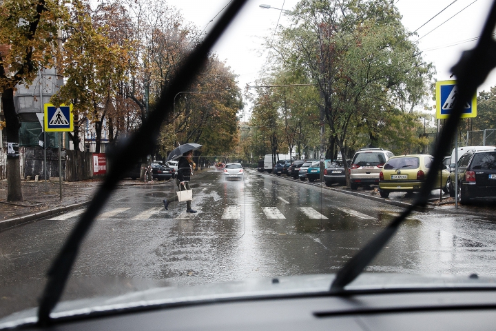 COD PORTOCALIU de ploi: 105 de localităţi din ţară AU RĂMAS FĂRĂ ENERGIE ELECTRICĂ (FOTOREPORT)