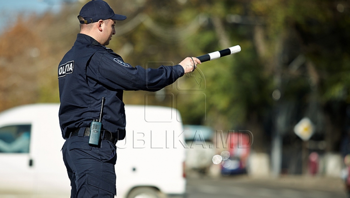 Un şofer, tras pe dreapta pe o stradă din Capitală. MOTIVUL pentru care riscă o AMENDĂ USTURĂTOARE