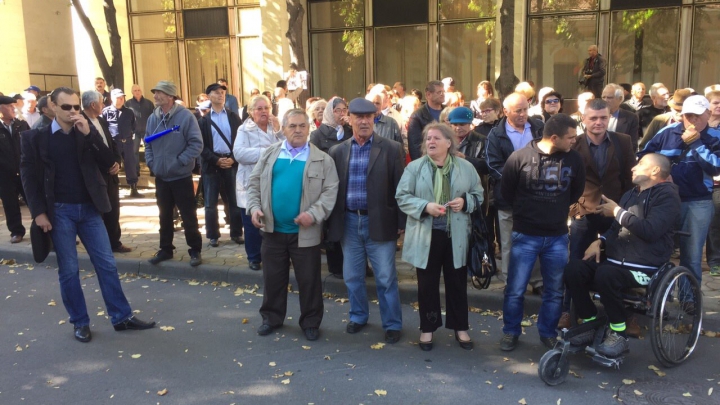 Nu s-a obosit prea mult! Năstase a stat doar CINCI MINUTE la protestul din faţa Reşedinţei de Stat