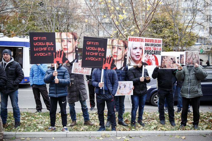 PROTEST la Procuratură! Oamenii cer ca "avocata diavolului" Ana Ursachi să stea după gratii (FOTO)