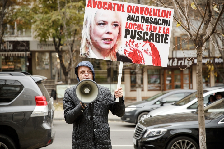 PROTEST la Procuratură! Oamenii cer ca "avocata diavolului" Ana Ursachi să stea după gratii (FOTO)