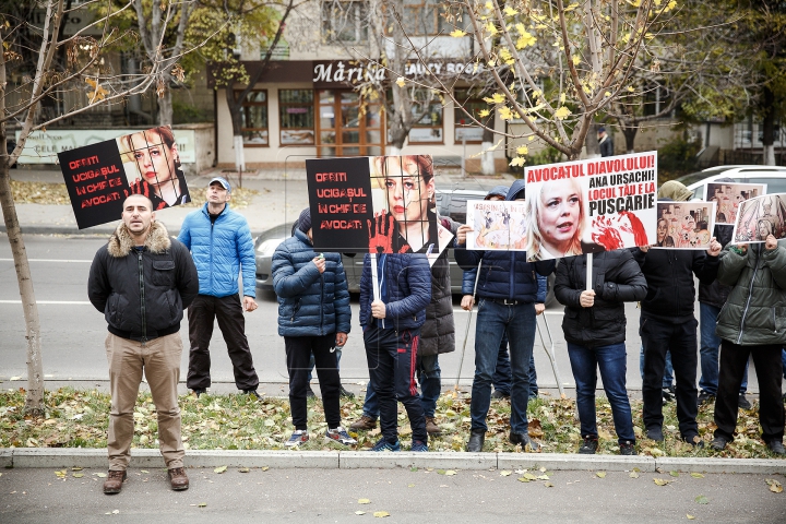 PROTEST la Procuratură! Oamenii cer ca "avocata diavolului" Ana Ursachi să stea după gratii (FOTO)