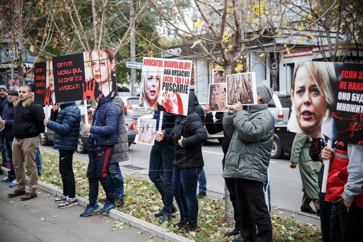 PROTEST la Procuratură! Oamenii cer ca "avocata diavolului" Ana Ursachi să stea după gratii (FOTO)