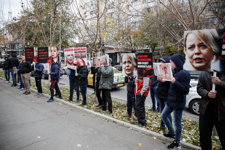 PROTEST la Procuratură! Oamenii cer ca "avocata diavolului" Ana Ursachi să stea după gratii (FOTO)