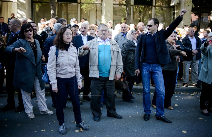 Nu s-a obosit prea mult! Năstase a stat doar CINCI MINUTE la protestul din faţa Reşedinţei de Stat