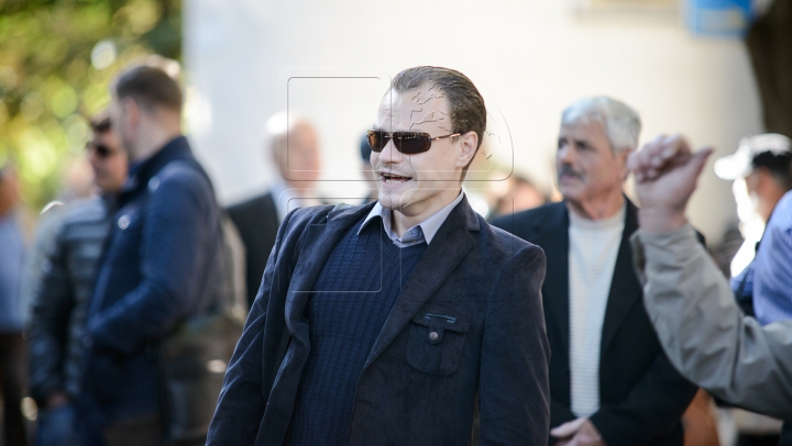 Nu s-a obosit prea mult! Năstase a stat doar CINCI MINUTE la protestul din faţa Reşedinţei de Stat