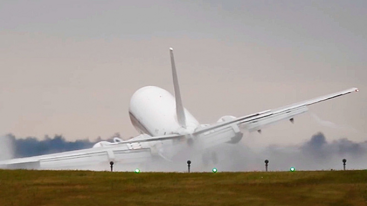 LA UN PAS DE CATASTROFĂ! Un Boeing a fost luat de vânt în momentul aterizării (VIDEO)