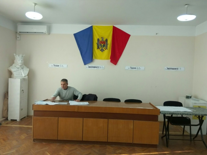 ALEGERILE PREZIDENŢIALE 2016: A început pregătirea secţiilor de votare (FOTOREPORT)