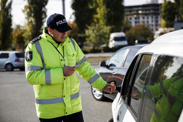 Viaţa pasagerilor, ÎN PERICOL! Ce nereguli au fost depistate în taxiurile din Capitală (FOTO)