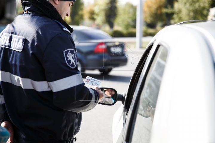 Viaţa pasagerilor, ÎN PERICOL! Ce nereguli au fost depistate în taxiurile din Capitală (FOTO)