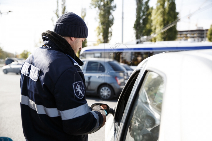 Viaţa pasagerilor, ÎN PERICOL! Ce nereguli au fost depistate în taxiurile din Capitală (FOTO)