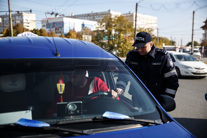 Viaţa pasagerilor, ÎN PERICOL! Ce nereguli au fost depistate în taxiurile din Capitală (FOTO)