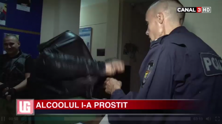 Alcoolul LE-A LUAT MINŢILE!  Doi indivizi în stare de ebrietate I-AU AGRESAT pe ofiţerii de poliţie (VIDEO)