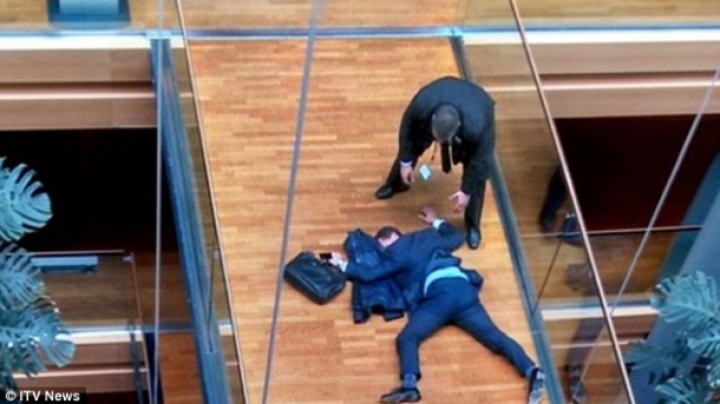 Un eurodeputat, în STARE CRITICĂ după ce a fost LOVIT cu PUMNUL de un coleg (FOTO)