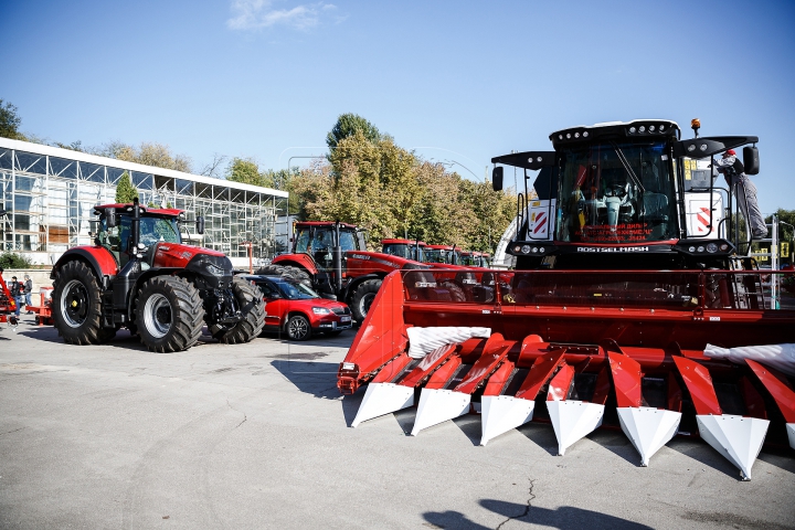 Tehnică agricolă, animale şi plante neobişnuite prezentate la un centru expoziţional din Capitală