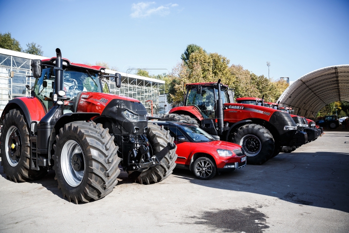 Tehnică agricolă, animale şi plante neobişnuite prezentate la un centru expoziţional din Capitală