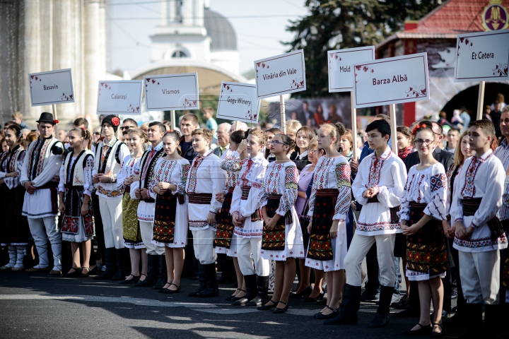 Ziua Națională a Vinului. Cele mai alese vinuri au fost expuse la loc de cinste chiar în inima Chișinăului (FOTOREPORT)