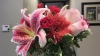 REACŢIE EMOŢIONANTĂ! O poză cu un buchet de flori trimis de un bărbat soţiei sale face furori pe Internet 