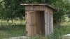 WC-ul moldovenilor de la sate: Din cărămidă, lemn sau beţe de floarea soarelui (VIDEO)