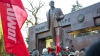 99 de ani de la Revoluţia Bolșevică: Zeci de nostalgici au depus flori la monumentul lui Lenin din Capitală